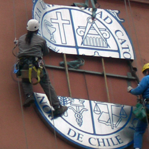 Logo-fachada-UC-Edificarq